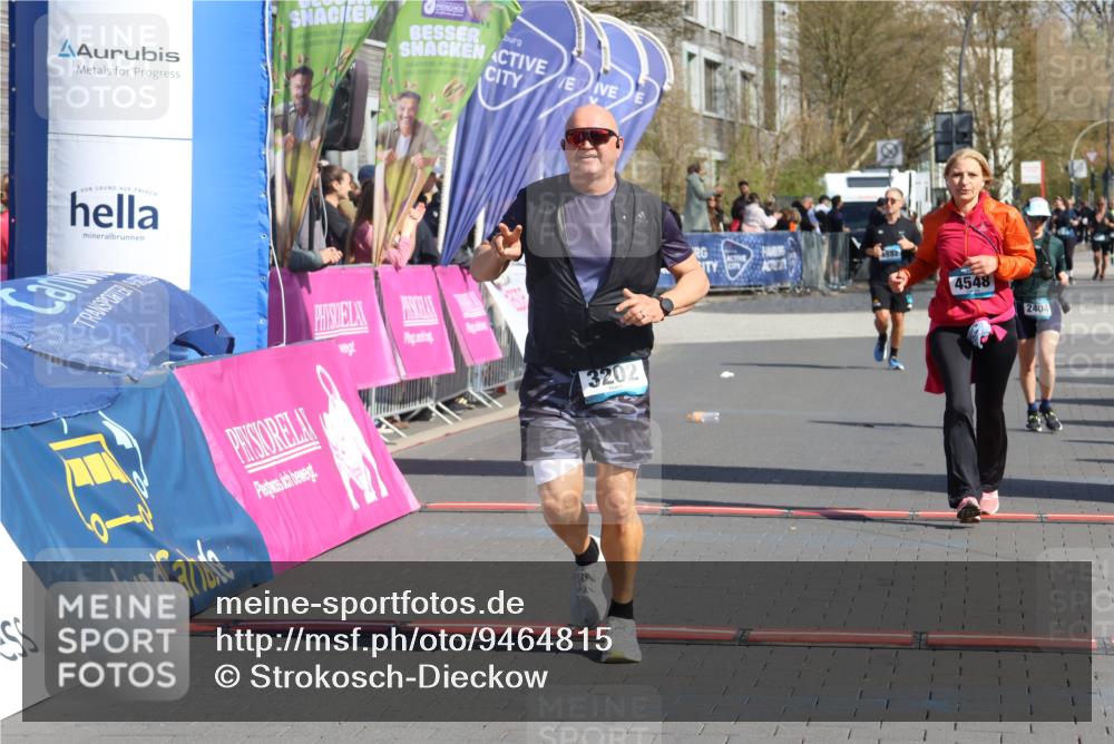 12.04.2026 - 45. Internationalen Wilhelmsburger Insellauf Strokosch-Dieckow http://msf.ph/oto/9464815 12.04.2026 11:14:36 Ziel 3202, 4548, 2404 meine-sportfotos.de