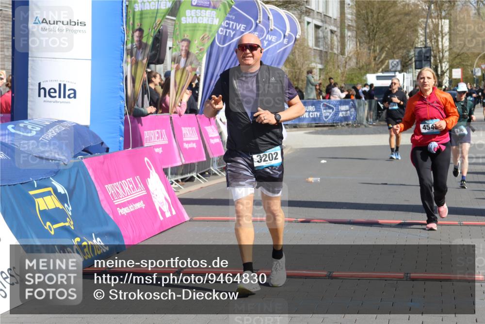 12.04.2026 - 45. Internationalen Wilhelmsburger Insellauf Strokosch-Dieckow http://msf.ph/oto/9464830 12.04.2026 11:14:36 Ziel 3202, 4548, 2404 meine-sportfotos.de