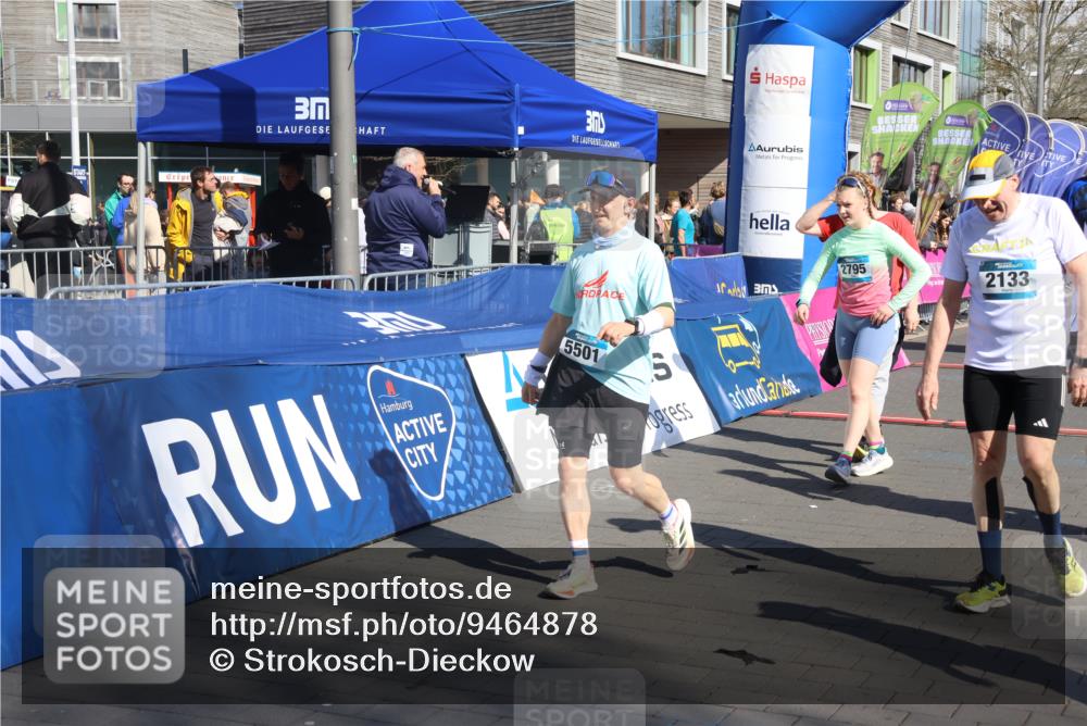 12.04.2026 - 45. Internationalen Wilhelmsburger Insellauf Strokosch-Dieckow http://msf.ph/oto/9464878 12.04.2026 10:57:02 Ziel 2795, 3917, 5319, 5352, 2915, 3224 meine-sportfotos.de