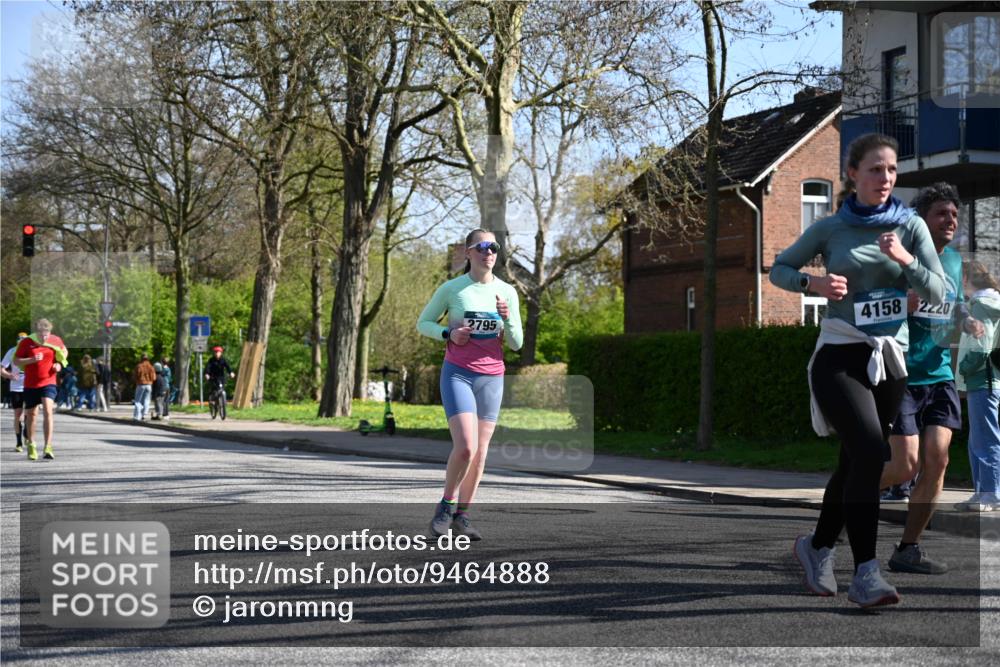 12.04.2026 - 45. Internationalen Wilhelmsburger Insellauf J. Mangold http://msf.ph/oto/9464888 12.04.2026 10:56:22 Ziel 5771, 4549, 4717, 2055, 5512, 2220, 4158, 2133, 2754, 4155, 2795, 3917, 5319, 5352, 2915, 3224, 4654, 3059, 3187, 4448, 2912, 2913, 4927, 2791, 2067, 4321, 2744, 5508 meine-sportfotos.de