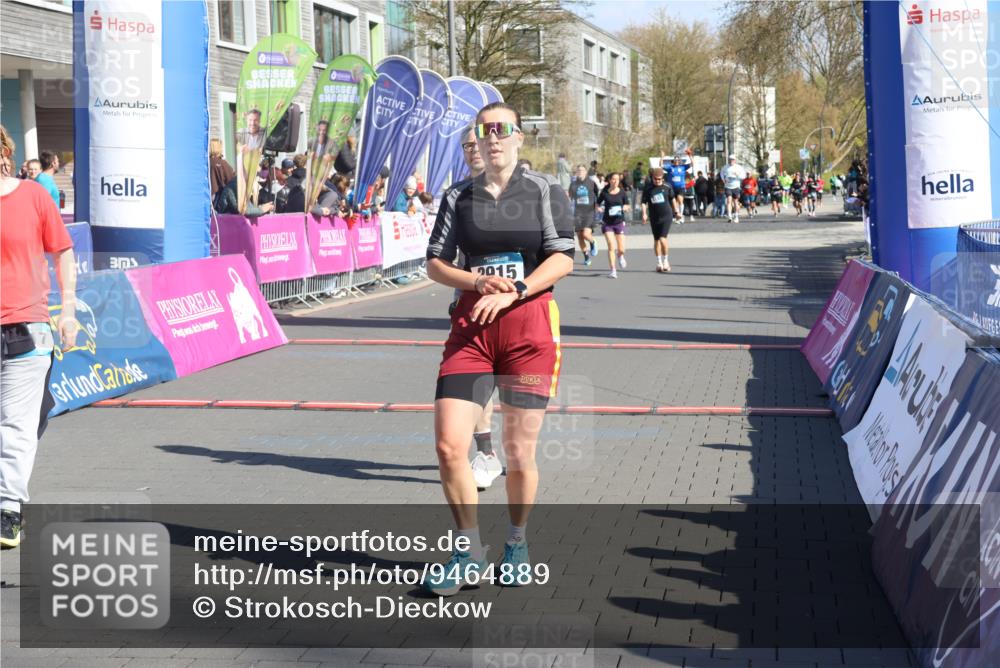 12.04.2026 - 45. Internationalen Wilhelmsburger Insellauf Strokosch-Dieckow http://msf.ph/oto/9464889 12.04.2026 10:57:06 Ziel 2915, 3224, 4654 meine-sportfotos.de