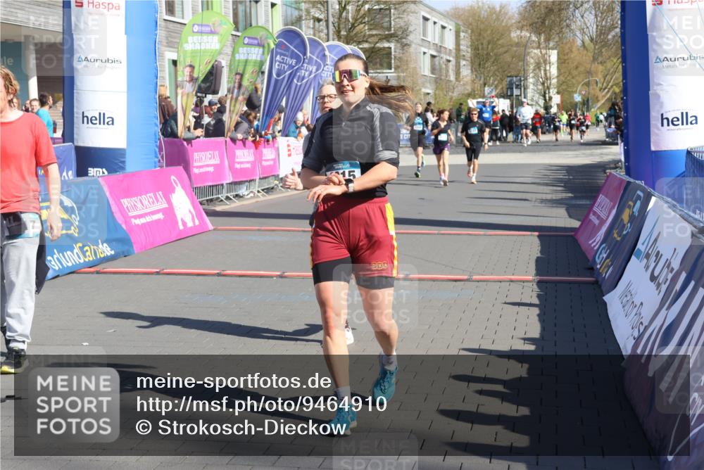 12.04.2026 - 45. Internationalen Wilhelmsburger Insellauf Strokosch-Dieckow http://msf.ph/oto/9464910 12.04.2026 10:57:06 Ziel 2915, 3224, 4654 meine-sportfotos.de