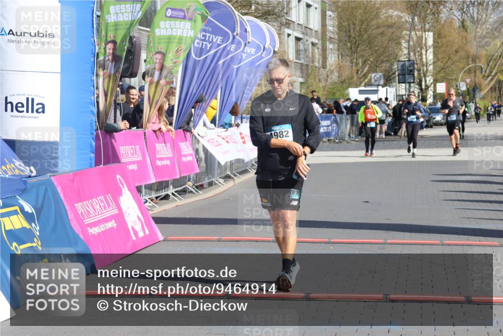 12.04.2026 - 45. Internationalen Wilhelmsburger Insellauf Strokosch-Dieckow http://msf.ph/oto/9464914 12.04.2026 11:14:45 Ziel 4982 meine-sportfotos.de