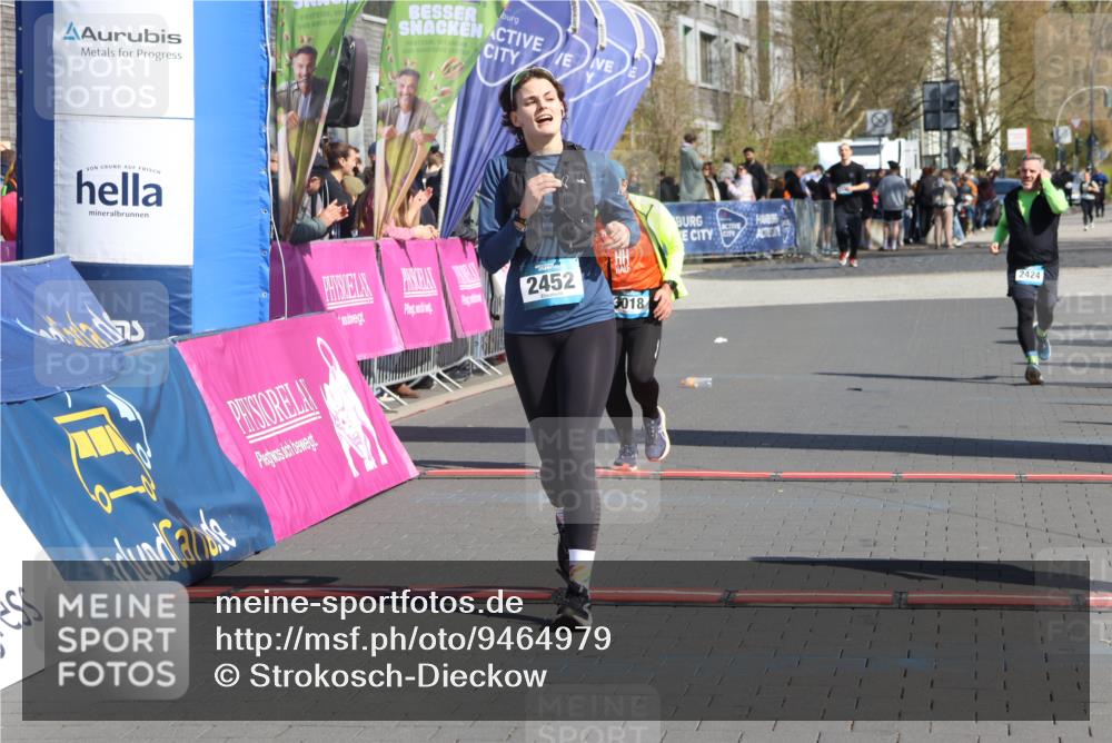 12.04.2026 - 45. Internationalen Wilhelmsburger Insellauf Strokosch-Dieckow http://msf.ph/oto/9464979 12.04.2026 11:14:54 Ziel 3343, 2452, 3018, 2424 meine-sportfotos.de