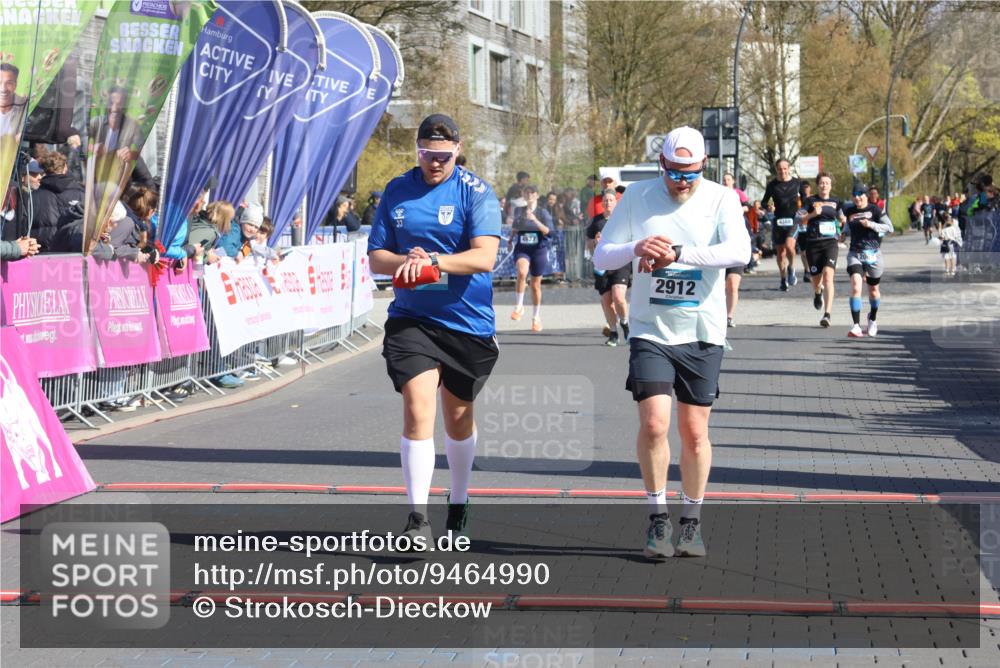 12.04.2026 - 45. Internationalen Wilhelmsburger Insellauf Strokosch-Dieckow http://msf.ph/oto/9464990 12.04.2026 10:57:17 Ziel 2912, 2913 meine-sportfotos.de