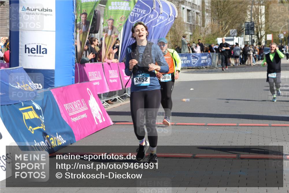 12.04.2026 - 45. Internationalen Wilhelmsburger Insellauf Strokosch-Dieckow http://msf.ph/oto/9464991 12.04.2026 11:14:54 Ziel 3343, 2452, 3018, 2424 meine-sportfotos.de