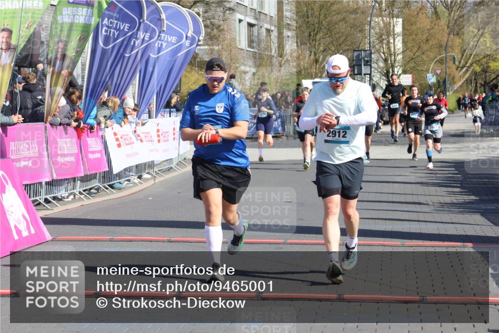 12.04.2026 - 45. Internationalen Wilhelmsburger Insellauf Strokosch-Dieckow http://msf.ph/oto/9465001 12.04.2026 10:57:17 Ziel 2912, 2913 meine-sportfotos.de