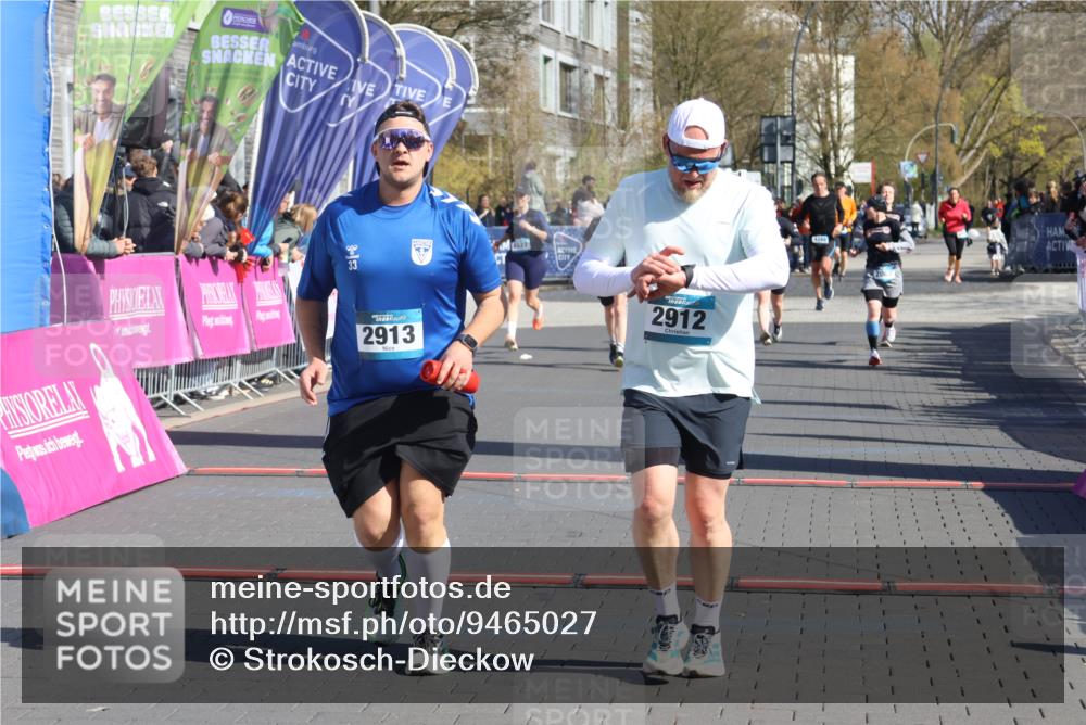 12.04.2026 - 45. Internationalen Wilhelmsburger Insellauf Strokosch-Dieckow http://msf.ph/oto/9465027 12.04.2026 10:57:18 Ziel 2912, 2913 meine-sportfotos.de