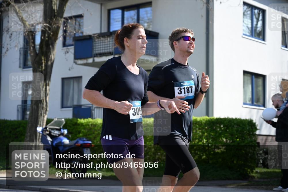 12.04.2026 - 45. Internationalen Wilhelmsburger Insellauf J. Mangold http://msf.ph/oto/9465056 12.04.2026 10:56:43 Ziel 2795, 3917, 5319, 5352, 2915, 3224, 4654, 3059, 3187, 4448, 2912, 2913, 4927, 2791, 4927, 2791, 2067, 4321, 2744, 5508, 4388, 2579, 2458, 5845, 5844, 5701 meine-sportfotos.de