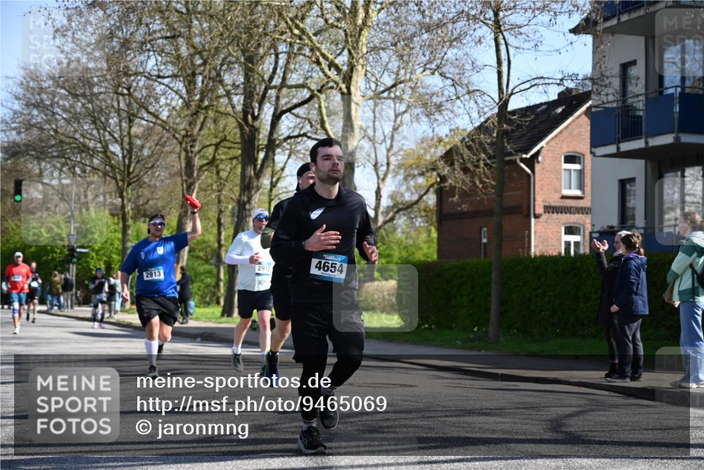 12.04.2026 - 45. Internationalen Wilhelmsburger Insellauf J. Mangold http://msf.ph/oto/9465069 12.04.2026 10:56:44 Ziel 3917, 5319, 5352, 2915, 3224, 4654, 3059, 3187, 4448, 2912, 2913, 4927, 2791, 2067, 4321, 2744, 2067, 4321, 2744, 5508, 4388, 2579, 2458, 5845, 5844, 5701 meine-sportfotos.de