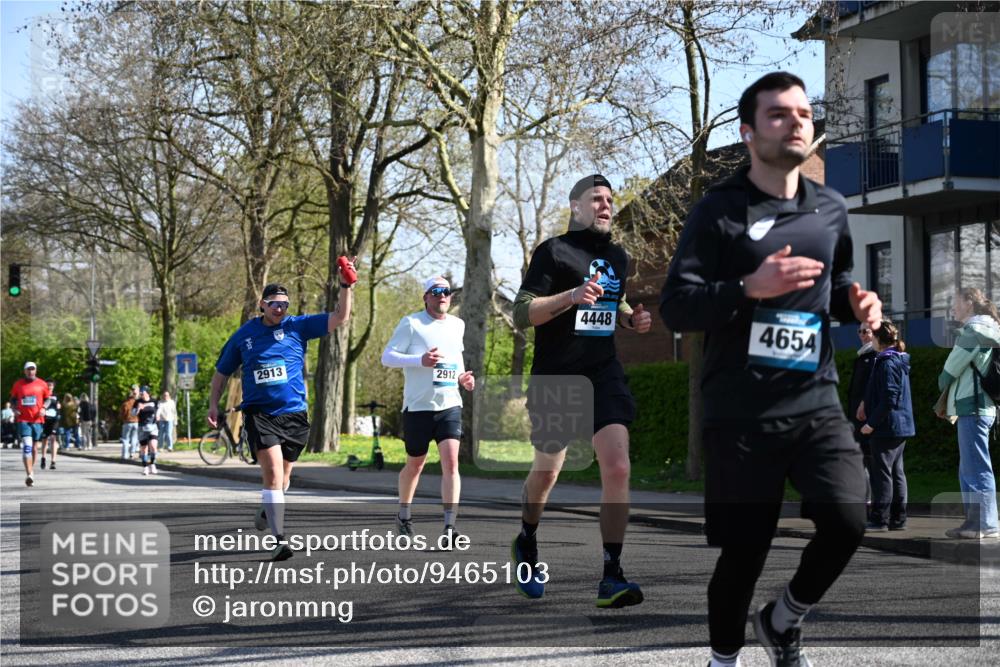 12.04.2026 - 45. Internationalen Wilhelmsburger Insellauf J. Mangold http://msf.ph/oto/9465103 12.04.2026 10:56:45 Ziel 5319, 5352, 2915, 3224, 4654, 3059, 3187, 4448, 2912, 2913, 4927, 2791, 2067, 4321, 2744, 5508, 5508, 4388, 2579, 2458, 5845, 5844, 5701 meine-sportfotos.de