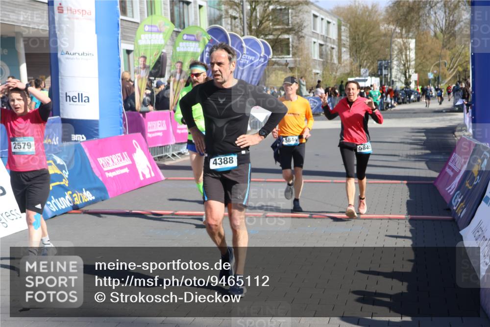 12.04.2026 - 45. Internationalen Wilhelmsburger Insellauf Strokosch-Dieckow http://msf.ph/oto/9465112 12.04.2026 10:57:30 Ziel 4388, 2579, 2458, 5845, 5844 meine-sportfotos.de