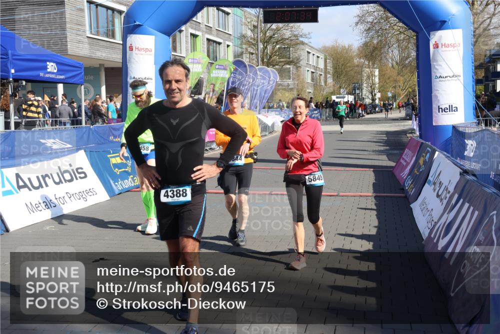 12.04.2026 - 45. Internationalen Wilhelmsburger Insellauf Strokosch-Dieckow http://msf.ph/oto/9465175 12.04.2026 10:57:33 Ziel 2458, 5845, 5844 meine-sportfotos.de