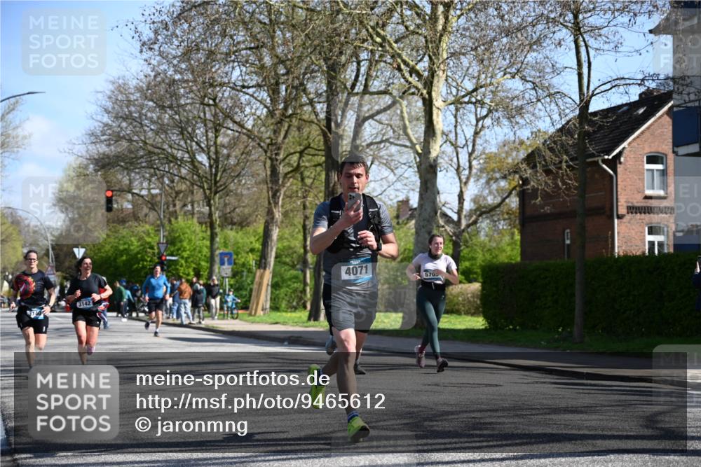 12.04.2026 - 45. Internationalen Wilhelmsburger Insellauf J. Mangold http://msf.ph/oto/9465612 12.04.2026 10:58:29 Ziel 4352, 4215, 4394, 3665, 3968, 4577, 5703, 3142, 5468, 3140, 4071, 2553, 2989, 3825, 5615, 3150, 2269 meine-sportfotos.de
