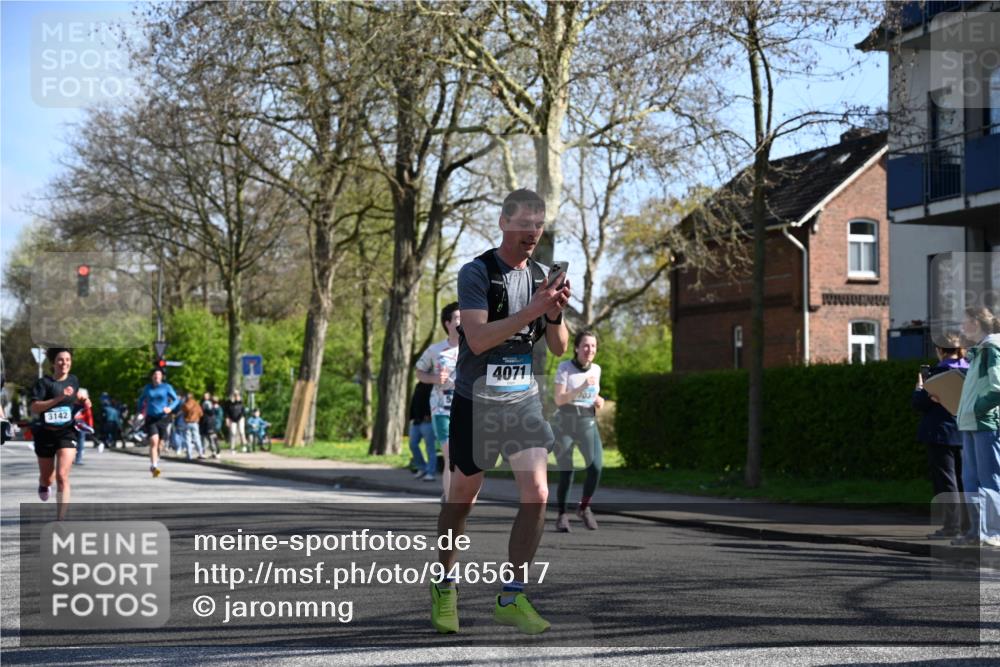 12.04.2026 - 45. Internationalen Wilhelmsburger Insellauf J. Mangold http://msf.ph/oto/9465617 12.04.2026 10:58:30 Ziel 4215, 4394, 3665, 3968, 4577, 5703, 3142, 5468, 3140, 4071, 2553, 2989, 3825, 5615, 3150, 2269, 5366 meine-sportfotos.de