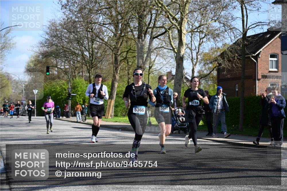 12.04.2026 - 45. Internationalen Wilhelmsburger Insellauf J. Mangold http://msf.ph/oto/9465754 12.04.2026 10:59:06 Ziel 5366, 3044, 3045, 3582, 4896, 2308, 5419, 2931, 2930, 4004, 4004, 2858, 5699, 5698, 4101, 2529 meine-sportfotos.de