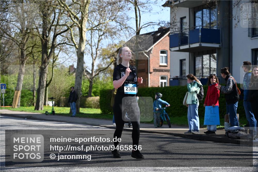 12.04.2026 - 45. Internationalen Wilhelmsburger Insellauf J. Mangold http://msf.ph/oto/9465836 12.04.2026 10:59:18 Ziel 5366, 3044, 3045, 3582, 4896, 2308, 5419, 2931, 2930, 4004, 4004, 2858, 5699, 5698, 4101, 2529, 2529, 3194, 3367, 3468, 2665 meine-sportfotos.de