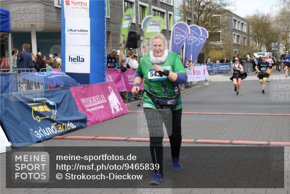 12.04.2026 - 45. Internationalen Wilhelmsburger Insellauf Strokosch-Dieckow http://msf.ph/oto/9465839 12.04.2026 13:12:39 Ziel 5437, 4847, 4846 meine-sportfotos.de