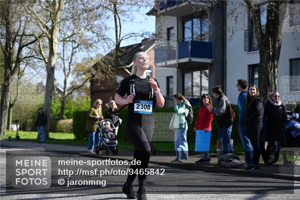 12.04.2026 - 45. Internationalen Wilhelmsburger Insellauf J. Mangold http://msf.ph/oto/9465842 12.04.2026 10:59:18 Ziel 5366, 3044, 3045, 3582, 4896, 2308, 5419, 2931, 2930, 4004, 4004, 2858, 5699, 5698, 4101, 2529, 2529, 3194, 3367, 3468, 2665 meine-sportfotos.de