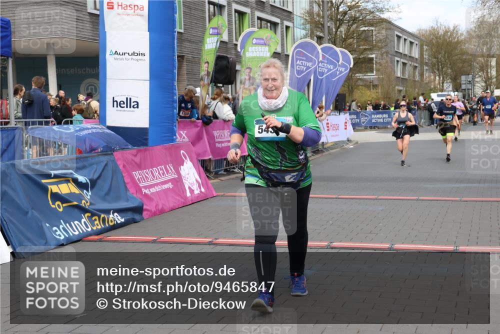 12.04.2026 - 45. Internationalen Wilhelmsburger Insellauf Strokosch-Dieckow http://msf.ph/oto/9465847 12.04.2026 13:12:39 Ziel 5437, 4847, 4846 meine-sportfotos.de
