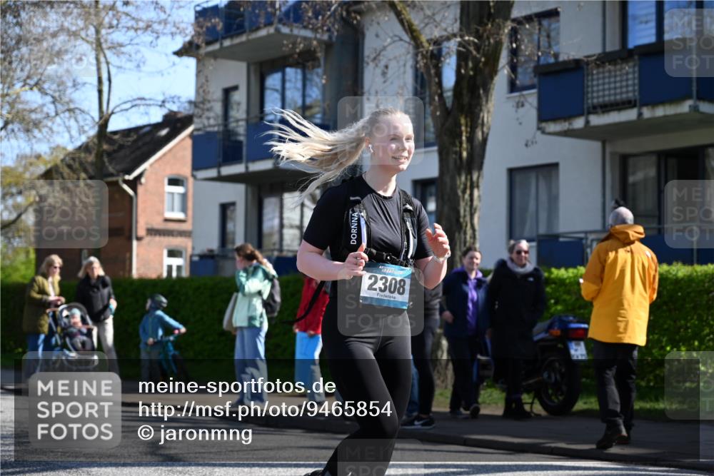 12.04.2026 - 45. Internationalen Wilhelmsburger Insellauf J. Mangold http://msf.ph/oto/9465854 12.04.2026 10:59:19 Ziel 5366, 3044, 3045, 3582, 4896, 2308, 5419, 2931, 2930, 4004, 2858, 2858, 5699, 5698, 4101, 2529, 3194, 3194, 3367, 3468, 2665 meine-sportfotos.de