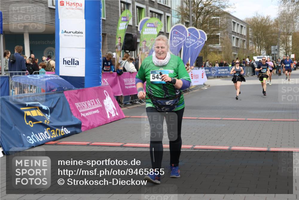 12.04.2026 - 45. Internationalen Wilhelmsburger Insellauf Strokosch-Dieckow http://msf.ph/oto/9465855 12.04.2026 13:12:39 Ziel 5437, 4847, 4846 meine-sportfotos.de