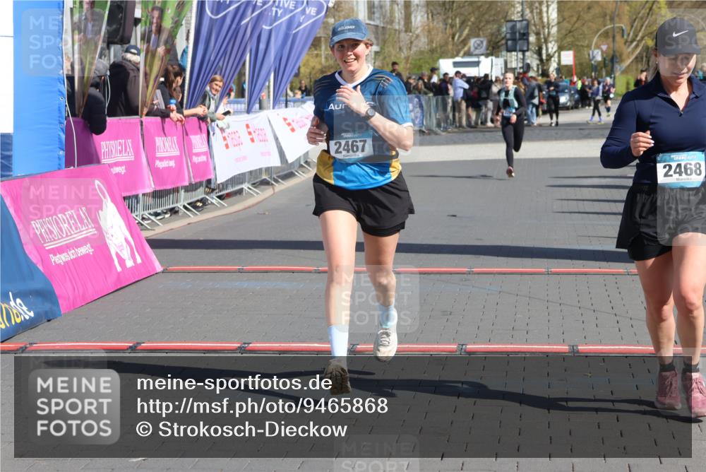12.04.2026 - 45. Internationalen Wilhelmsburger Insellauf Strokosch-Dieckow http://msf.ph/oto/9465868 12.04.2026 11:16:29 Ziel 2467, 2468, 2296 meine-sportfotos.de