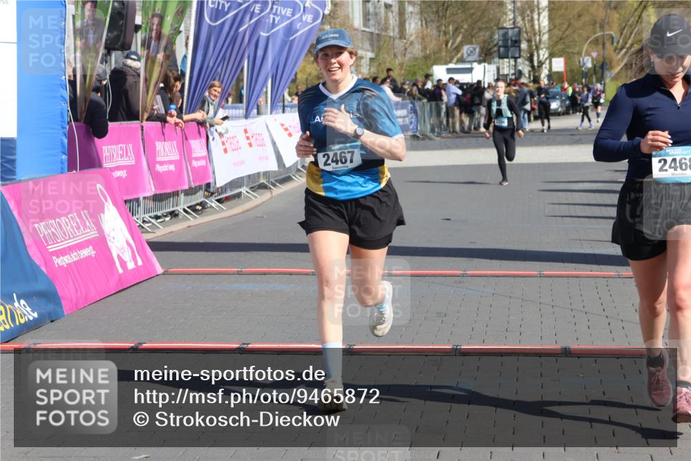 12.04.2026 - 45. Internationalen Wilhelmsburger Insellauf Strokosch-Dieckow http://msf.ph/oto/9465872 12.04.2026 11:16:29 Ziel 2467, 2468, 2296 meine-sportfotos.de