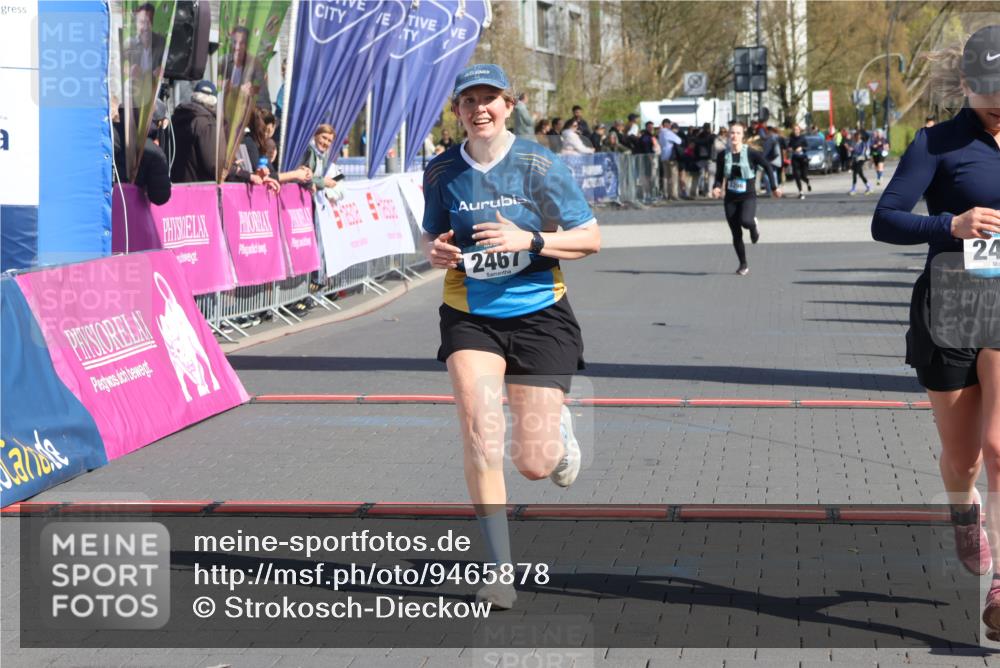 12.04.2026 - 45. Internationalen Wilhelmsburger Insellauf Strokosch-Dieckow http://msf.ph/oto/9465878 12.04.2026 11:16:29 Ziel 2467, 2468, 2296 meine-sportfotos.de