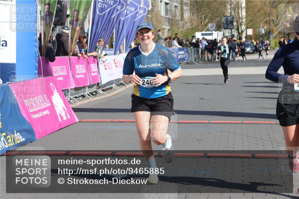 12.04.2026 - 45. Internationalen Wilhelmsburger Insellauf Strokosch-Dieckow http://msf.ph/oto/9465885 12.04.2026 11:16:29 Ziel 2467, 2468, 2296 meine-sportfotos.de