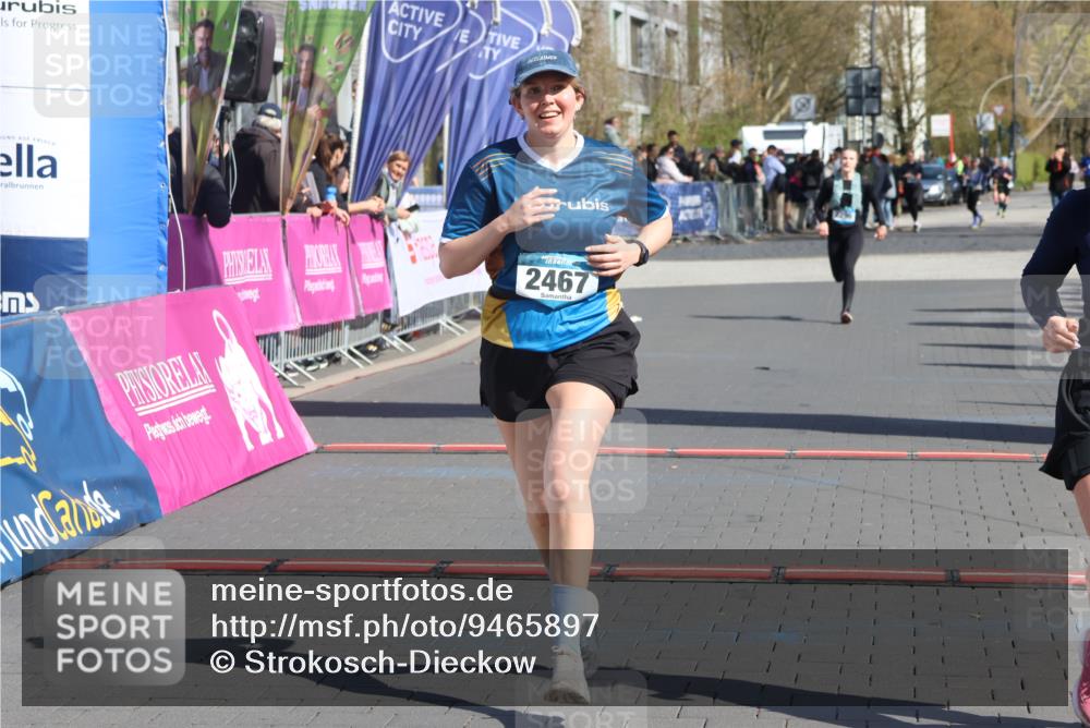 12.04.2026 - 45. Internationalen Wilhelmsburger Insellauf Strokosch-Dieckow http://msf.ph/oto/9465897 12.04.2026 11:16:29 Ziel 2467, 2468, 2296 meine-sportfotos.de