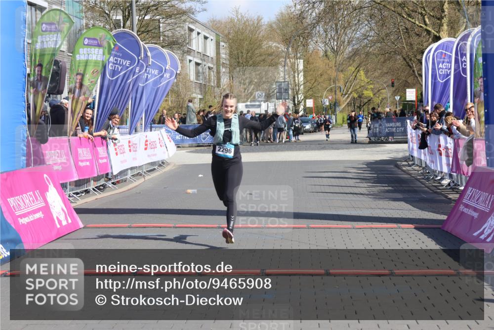 12.04.2026 - 45. Internationalen Wilhelmsburger Insellauf Strokosch-Dieckow http://msf.ph/oto/9465908 12.04.2026 11:16:33 Ziel 2467, 2468, 2296 meine-sportfotos.de