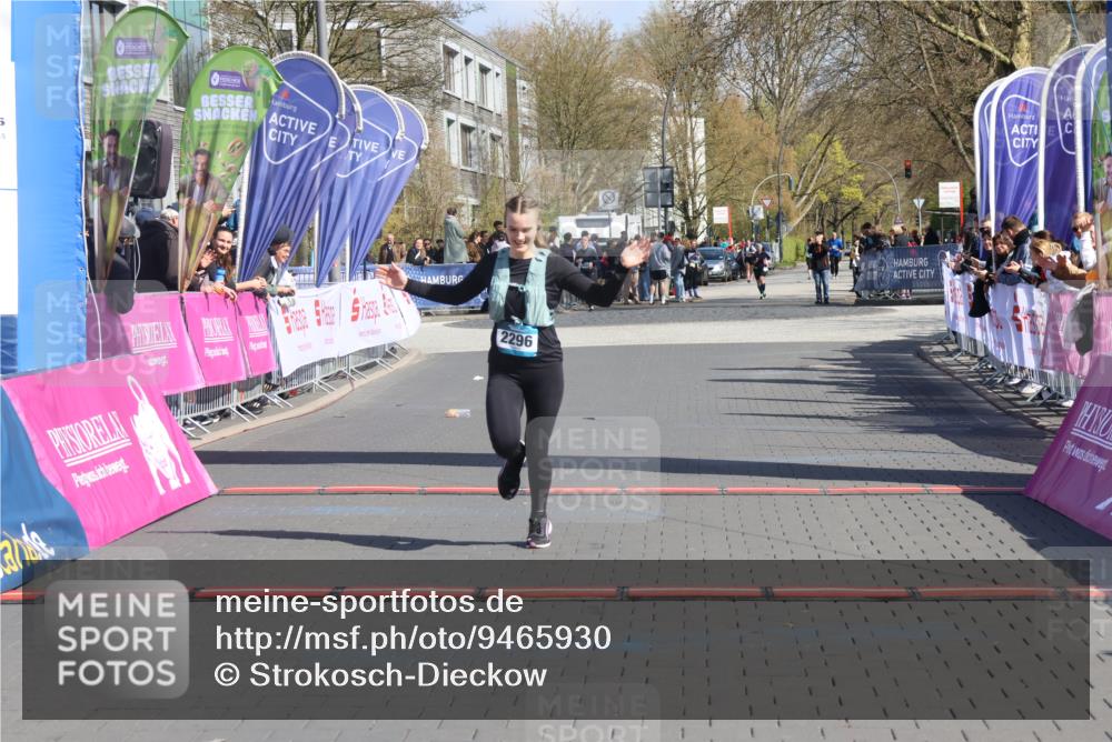 12.04.2026 - 45. Internationalen Wilhelmsburger Insellauf Strokosch-Dieckow http://msf.ph/oto/9465930 12.04.2026 11:16:33 Ziel 2467, 2468, 2296 meine-sportfotos.de