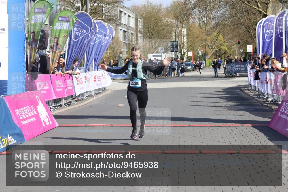 12.04.2026 - 45. Internationalen Wilhelmsburger Insellauf Strokosch-Dieckow http://msf.ph/oto/9465938 12.04.2026 11:16:33 Ziel 2467, 2468, 2296 meine-sportfotos.de