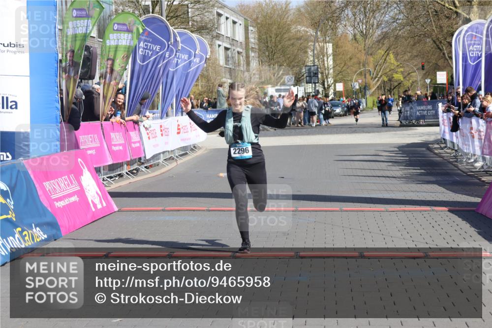 12.04.2026 - 45. Internationalen Wilhelmsburger Insellauf Strokosch-Dieckow http://msf.ph/oto/9465958 12.04.2026 11:16:33 Ziel 2467, 2468, 2296 meine-sportfotos.de