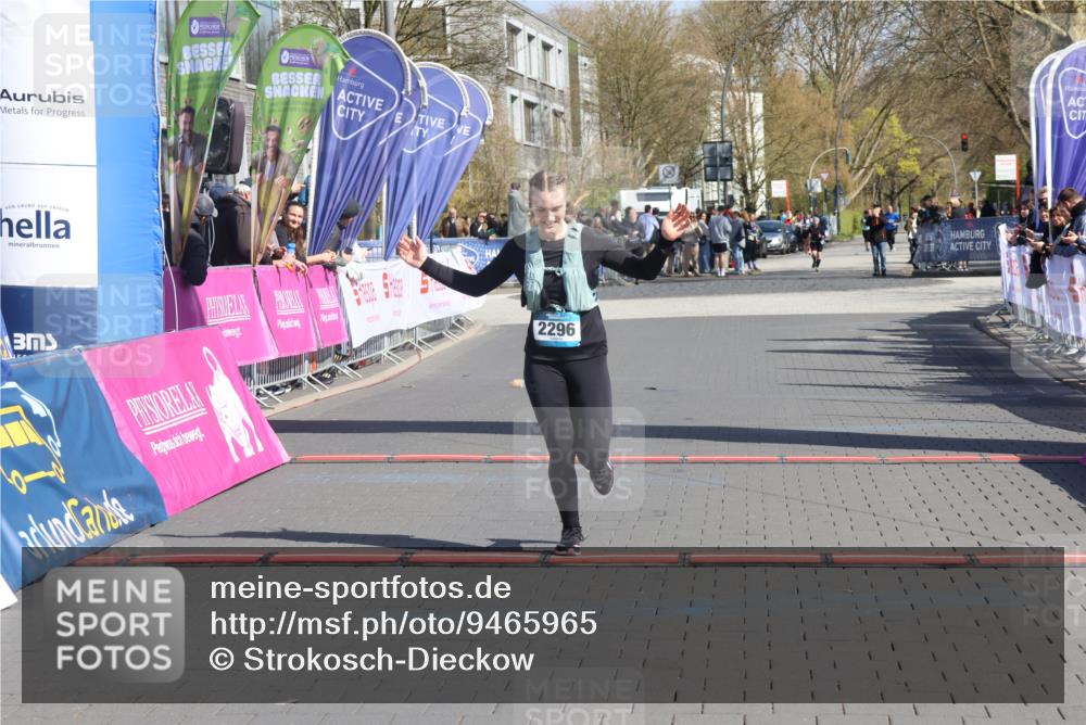 12.04.2026 - 45. Internationalen Wilhelmsburger Insellauf Strokosch-Dieckow http://msf.ph/oto/9465965 12.04.2026 11:16:33 Ziel 2467, 2468, 2296 meine-sportfotos.de