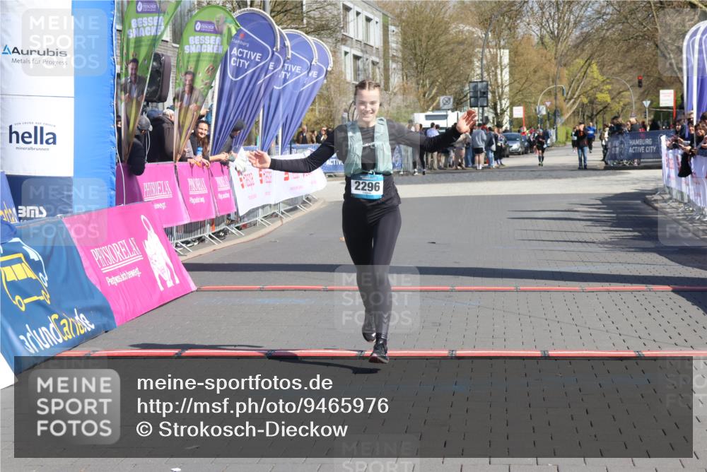 12.04.2026 - 45. Internationalen Wilhelmsburger Insellauf Strokosch-Dieckow http://msf.ph/oto/9465976 12.04.2026 11:16:33 Ziel 2467, 2468, 2296 meine-sportfotos.de