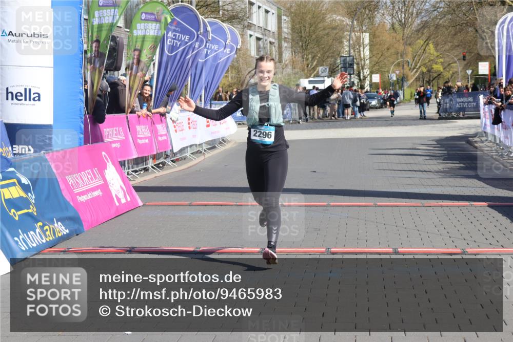 12.04.2026 - 45. Internationalen Wilhelmsburger Insellauf Strokosch-Dieckow http://msf.ph/oto/9465983 12.04.2026 11:16:33 Ziel 2467, 2468, 2296 meine-sportfotos.de