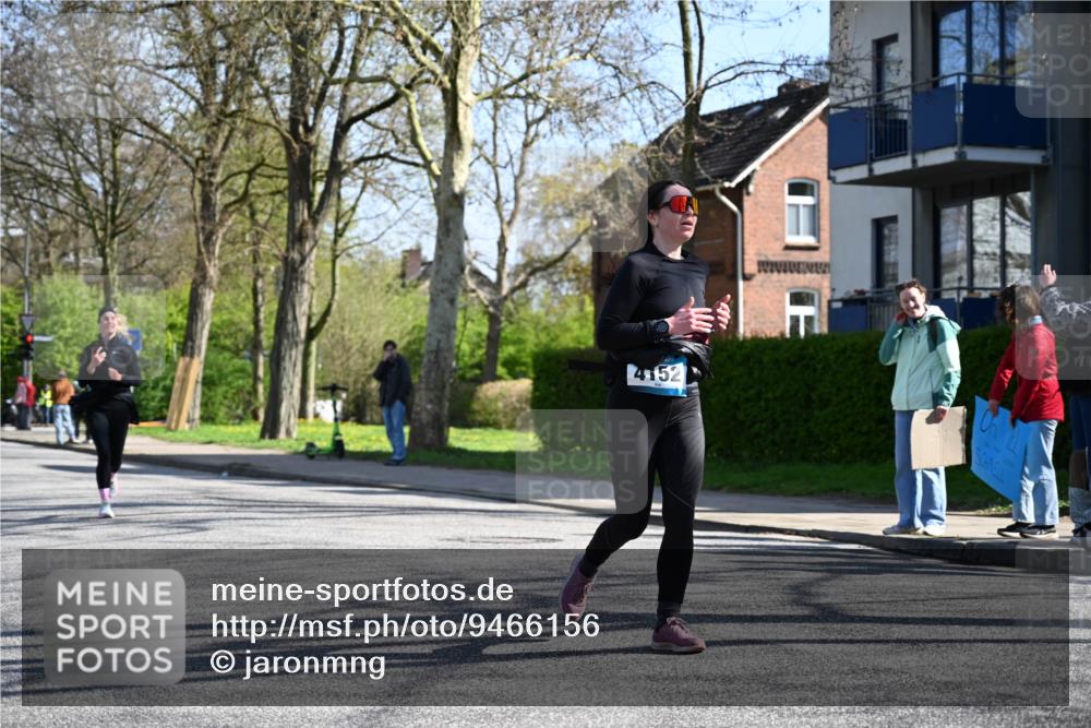 12.04.2026 - 45. Internationalen Wilhelmsburger Insellauf J. Mangold http://msf.ph/oto/9466156 12.04.2026 11:00:11 Ziel 3797, 3727, 2166, 2977, 4107, 4152, 2646, 4991, 4993, 3953, 3373, 4632, 2389, 2389, 3725 meine-sportfotos.de