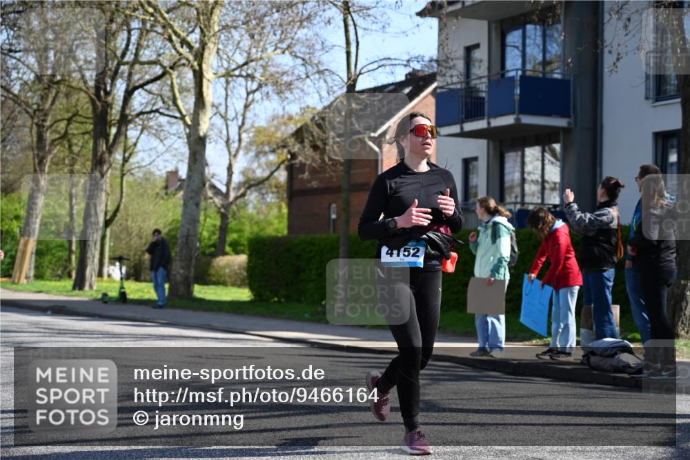 12.04.2026 - 45. Internationalen Wilhelmsburger Insellauf J. Mangold http://msf.ph/oto/9466164 12.04.2026 11:00:11 Ziel 3797, 3727, 2166, 2977, 4107, 4152, 2646, 4991, 4993, 3953, 3373, 4632, 2389, 2389, 3725 meine-sportfotos.de