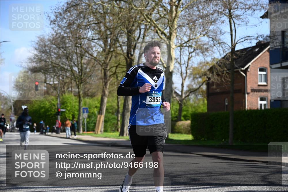 12.04.2026 - 45. Internationalen Wilhelmsburger Insellauf J. Mangold http://msf.ph/oto/9466198 12.04.2026 11:00:22 Ziel 2977, 4107, 4152, 2646, 4991, 4993, 3953, 3373, 4632, 2389, 3725, 5581 meine-sportfotos.de