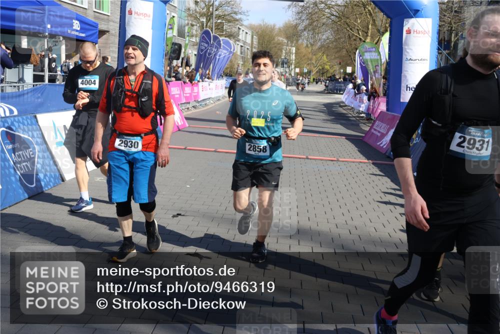 12.04.2026 - 45. Internationalen Wilhelmsburger Insellauf Strokosch-Dieckow http://msf.ph/oto/9466319 12.04.2026 11:00:01 Ziel 4004, 2858, 5699, 5698 meine-sportfotos.de