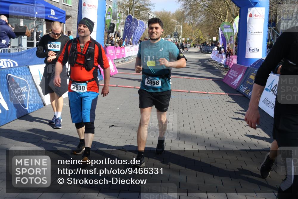 12.04.2026 - 45. Internationalen Wilhelmsburger Insellauf Strokosch-Dieckow http://msf.ph/oto/9466331 12.04.2026 11:00:02 Ziel 4004, 2858, 5699, 5698 meine-sportfotos.de