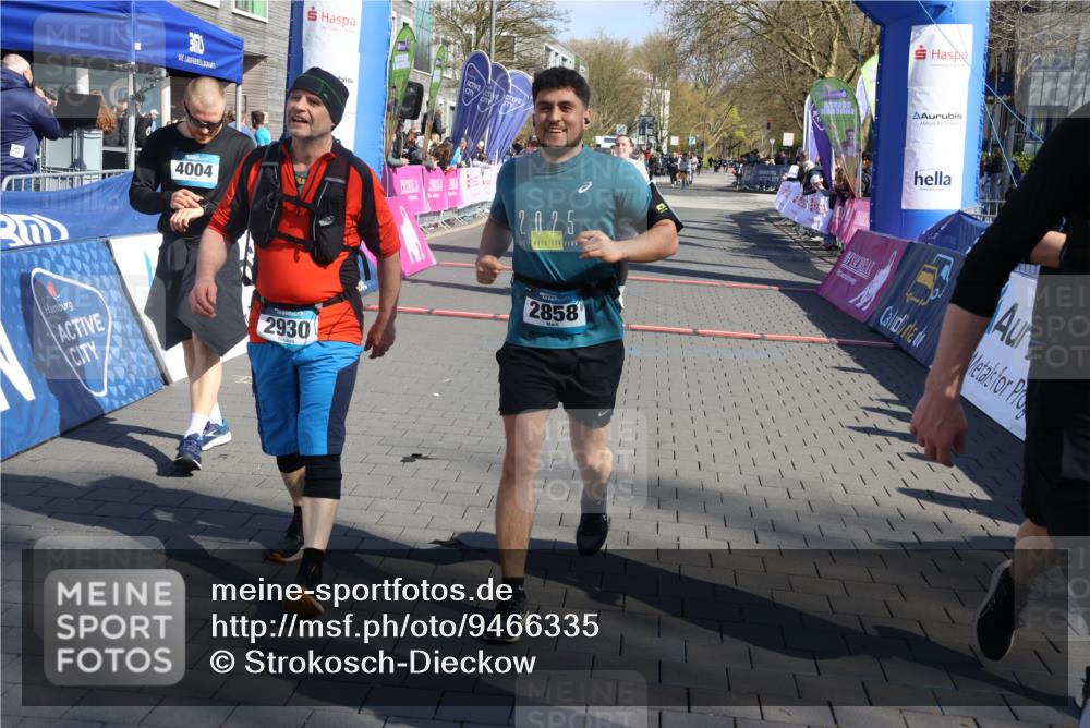 12.04.2026 - 45. Internationalen Wilhelmsburger Insellauf Strokosch-Dieckow http://msf.ph/oto/9466335 12.04.2026 11:00:02 Ziel 4004, 2858, 5699, 5698 meine-sportfotos.de