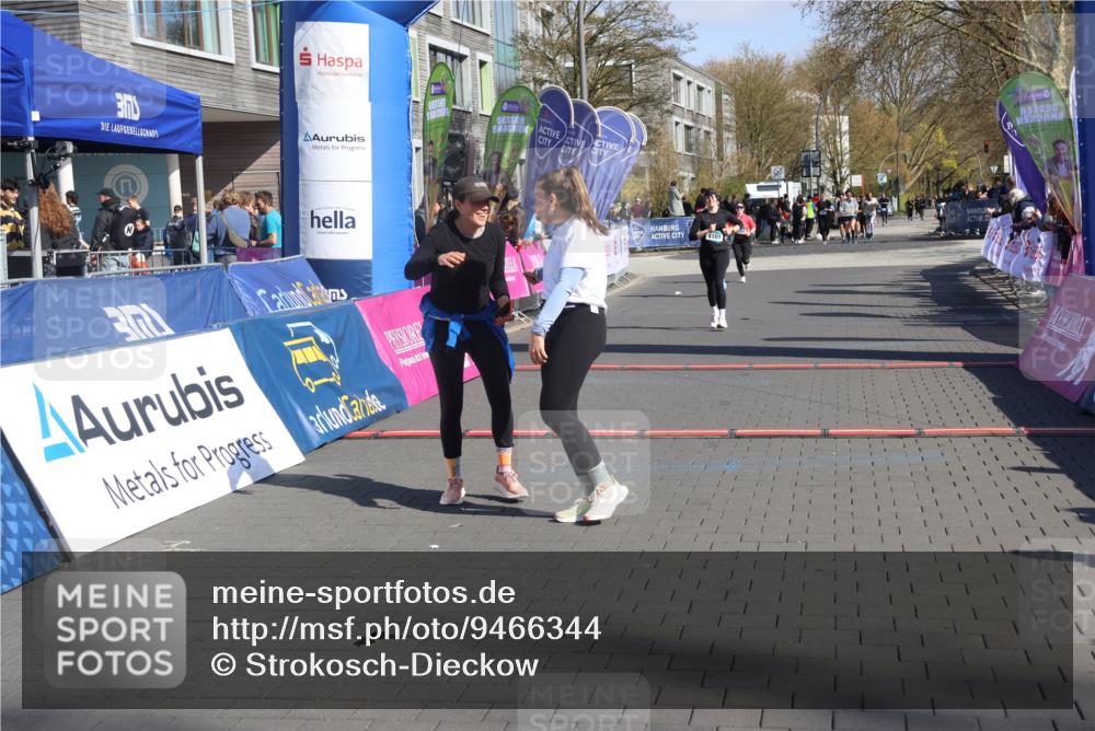 12.04.2026 - 45. Internationalen Wilhelmsburger Insellauf Strokosch-Dieckow http://msf.ph/oto/9466344 12.04.2026 11:00:04 Ziel 5699, 5698, 4101 meine-sportfotos.de