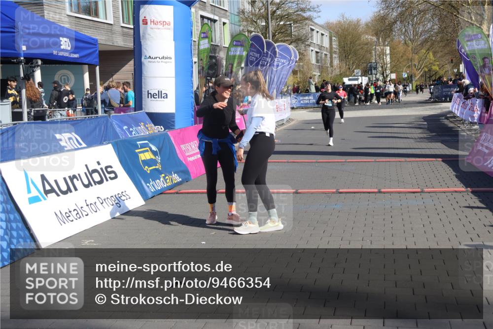 12.04.2026 - 45. Internationalen Wilhelmsburger Insellauf Strokosch-Dieckow http://msf.ph/oto/9466354 12.04.2026 11:00:05 Ziel 5699, 5698, 4101 meine-sportfotos.de