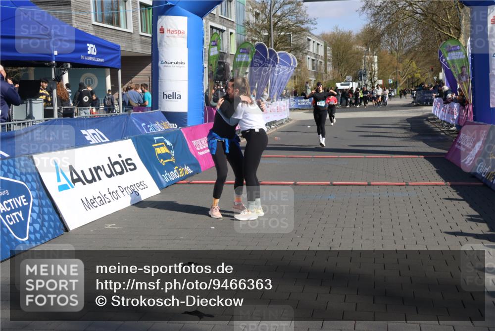 12.04.2026 - 45. Internationalen Wilhelmsburger Insellauf Strokosch-Dieckow http://msf.ph/oto/9466363 12.04.2026 11:00:05 Ziel 5699, 5698, 4101 meine-sportfotos.de