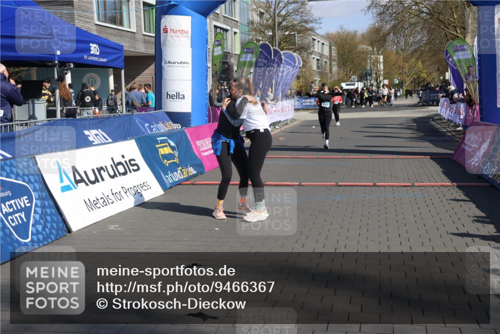 12.04.2026 - 45. Internationalen Wilhelmsburger Insellauf Strokosch-Dieckow http://msf.ph/oto/9466367 12.04.2026 11:00:05 Ziel 5699, 5698, 4101 meine-sportfotos.de