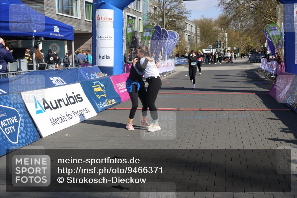 12.04.2026 - 45. Internationalen Wilhelmsburger Insellauf Strokosch-Dieckow http://msf.ph/oto/9466371 12.04.2026 11:00:05 Ziel 5699, 5698, 4101 meine-sportfotos.de