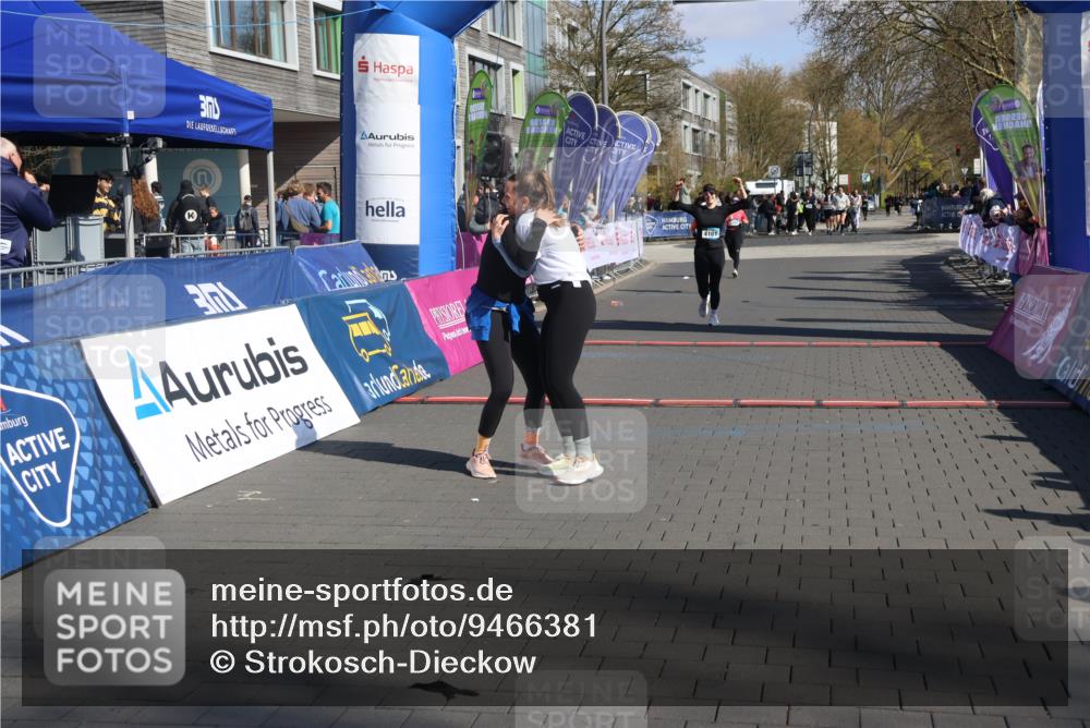 12.04.2026 - 45. Internationalen Wilhelmsburger Insellauf Strokosch-Dieckow http://msf.ph/oto/9466381 12.04.2026 11:00:05 Ziel 5699, 5698, 4101 meine-sportfotos.de